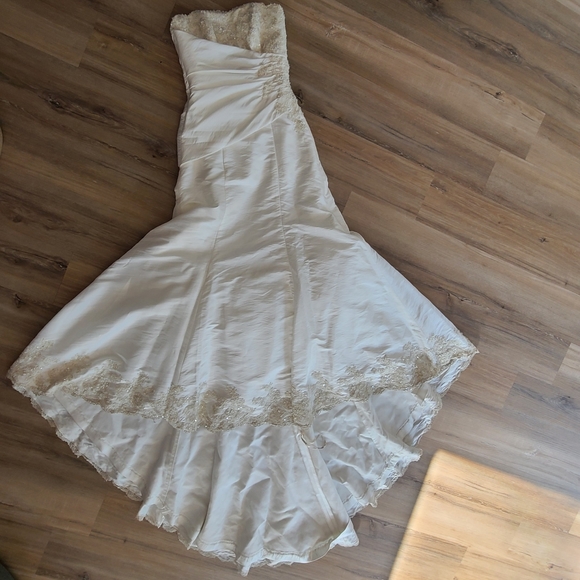 Maggie Sottero Ivory Wedding Dress J1152 size 6 - Picture 16 of 16